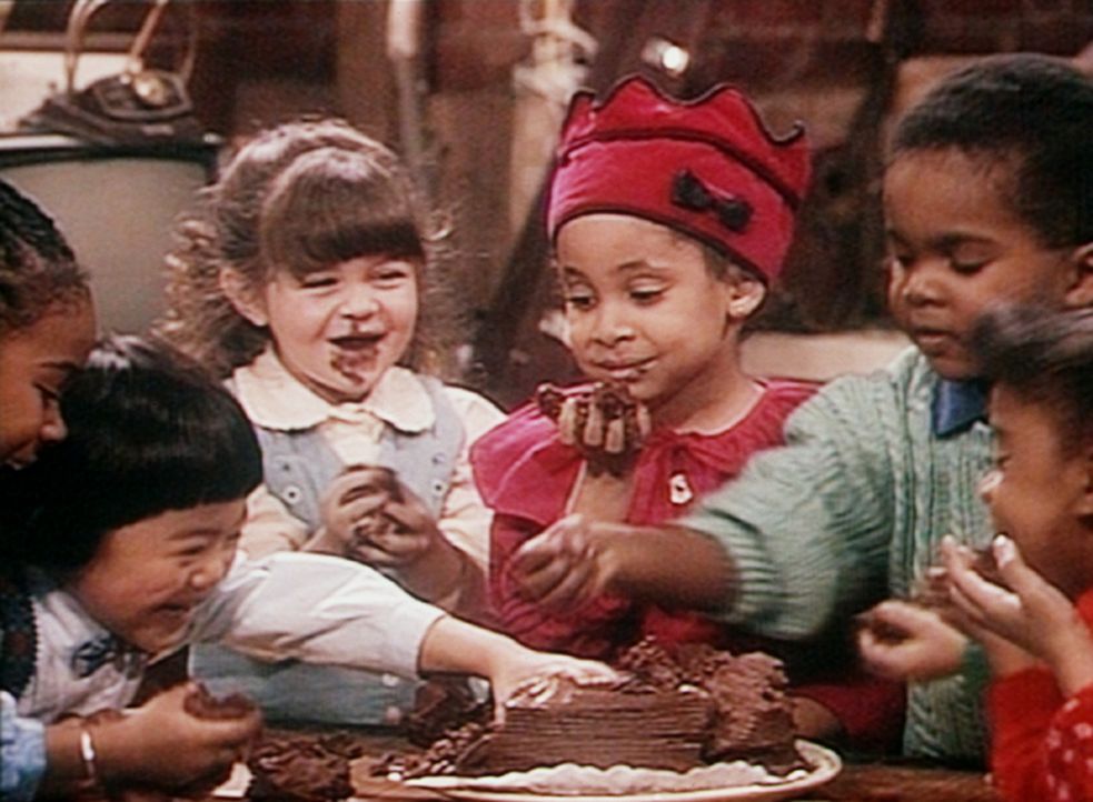 Das Geburtstagskind Olivia (Raven Symone, M.) hat mit ihren Freunden zwar nicht ihr ersehntes Dreirad, dafür aber einen Schololadenkuchen im Keller... - Bildquelle: Viacom