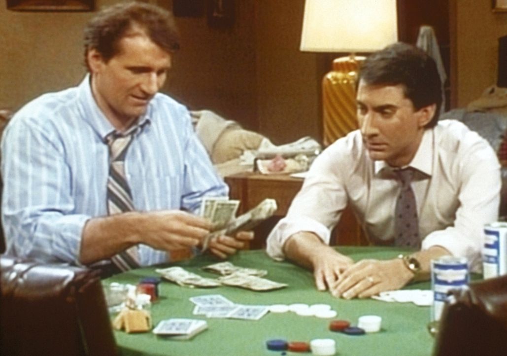 Al (Ed O'Neill, l.) zockt Steve (David Garrison, r.) beim Pokern ab. - Bildquelle: Columbia Pictures