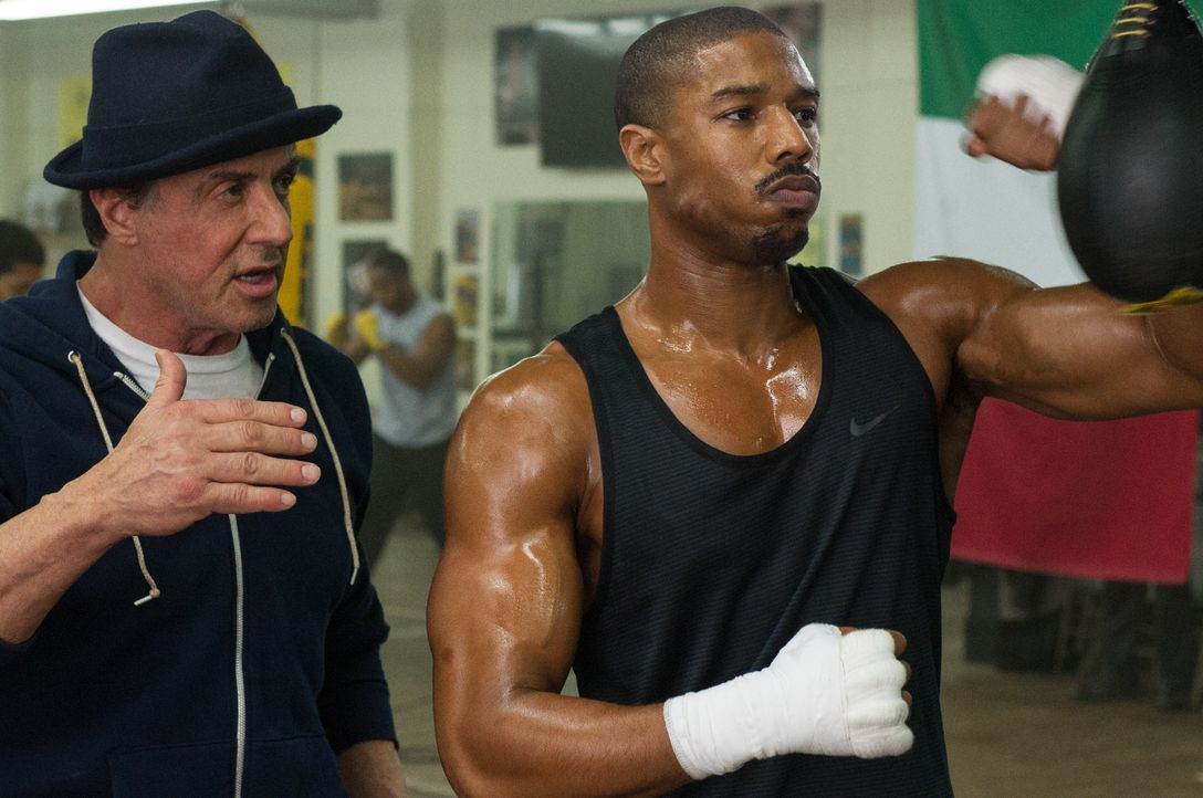 Rocky Balboa (Sylvester Stallone, l.); Adonis Johnson (Michael B. Jordan, r.) - Bildquelle: Barry Wetcher 2015 Warner Bros. Entertainment Inc. and Metro-Goldwyn-Mayer Pictures Inc.  All Rights Reserved. / Barry Wetcher