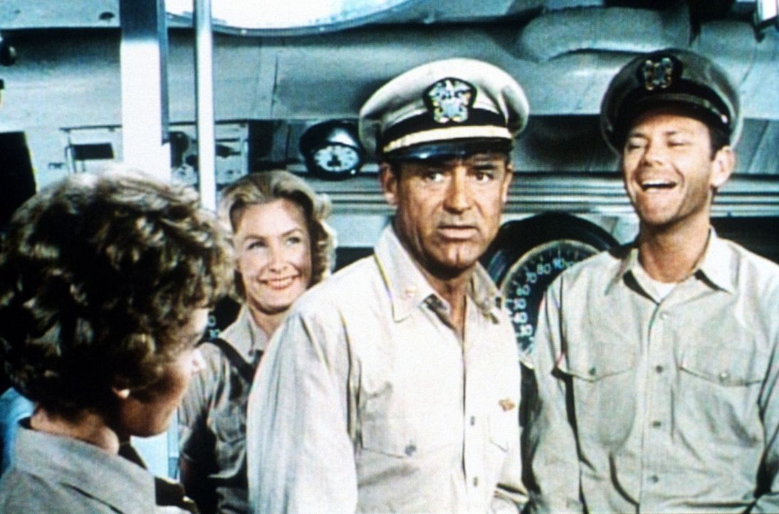 Als die Krankenschwester Barbara (Dina Merrill, 2.v.l.) und ihre Crew auf einmal das U-Boot von Kapitän Sherman (Cary Grant, 2.v.r.) betreten, ger - Bildquelle: Universal International Pictures