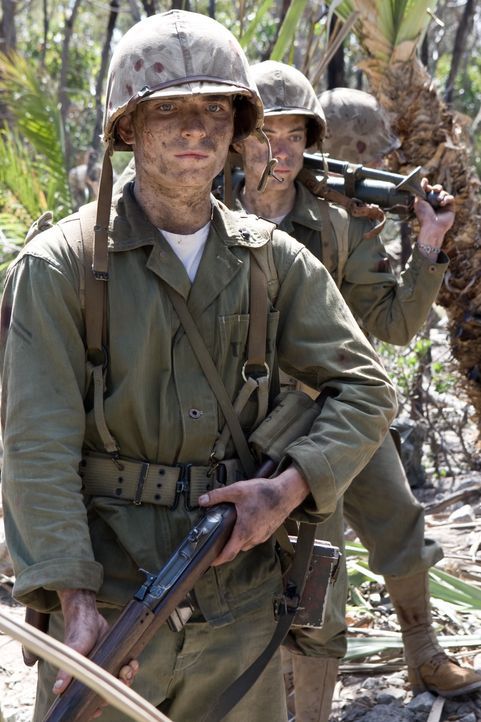 Kaum ein wenig Ruhe gefunden, da geht es auch schon in die nächste Kriegshölle - nach Peleliu: Snafu (Rami Malek, l.) ... - Bildquelle: Home Box Office Inc. All Rights Reserved.