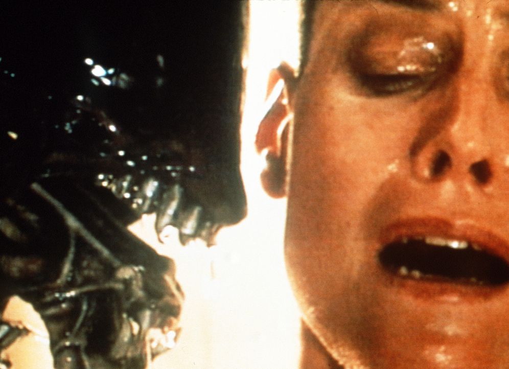 Ein schleimiges Etwas ist in ihrem Körper herangewachsen und bricht nun aus: Ellen Ripley (Sigourney Weaver) ... - Bildquelle: 20th Century Fox of Germany