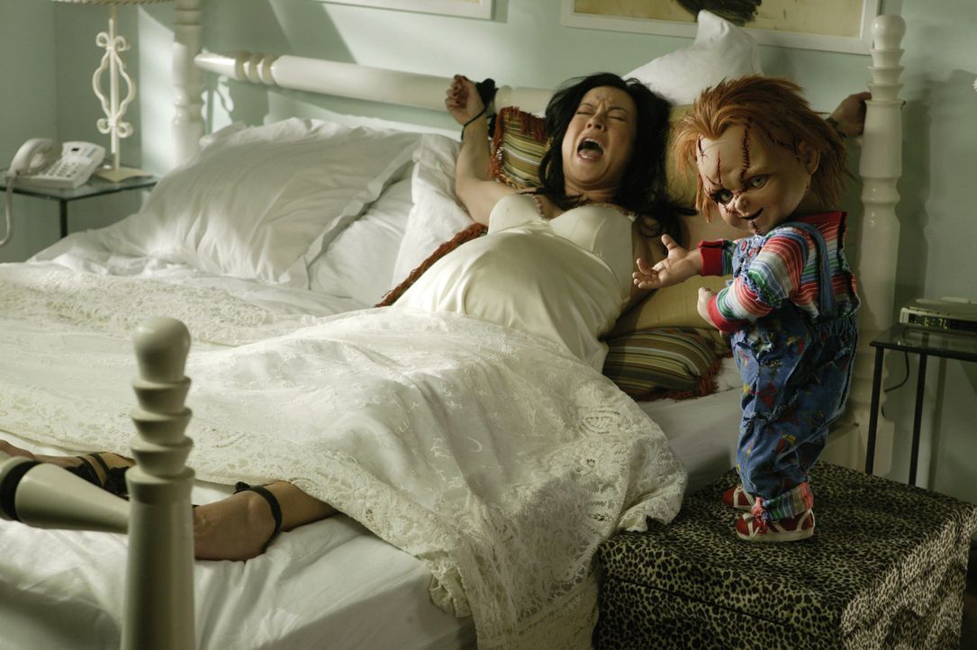 Horrorfilm hautnah: Jennifer Tilly, l. und der fortpflanzungswillige Chucky, r. ... - Bildquelle: Constantin Film
