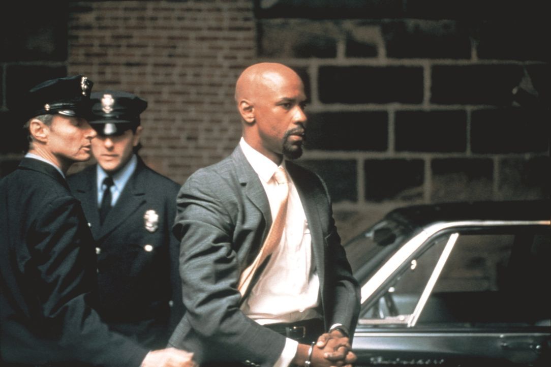 Der erfolgreiche Boxer Rubin "Hurricane" Carter (Denzel Washington, r.) wird verhaftet und in einem skandalösen Indizienprozess als dreifacher Mörde... - Bildquelle: BEACOM