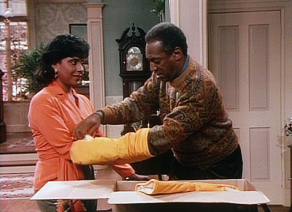 Clair (Phylicia Rashad, l.) ist nicht sehr begeistert, als Cliff (Bill Cosby, r.) ihr seine neueste technische Spielerei vorführt: elektrisch behei... - Bildquelle: Viacom