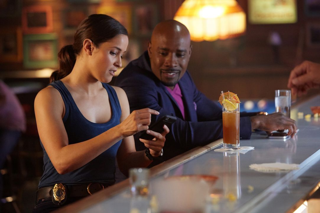 Beide hegen ein Geheimnis, was sie dem jeweils anderen nicht mitteilen wollen. Für Rosewood (Morris Chestnut, r.) und Villa (Jaina Lee Ortiz, l.) be... - Bildquelle: 2015-2016 Fox and its related entities.  All rights reserved.