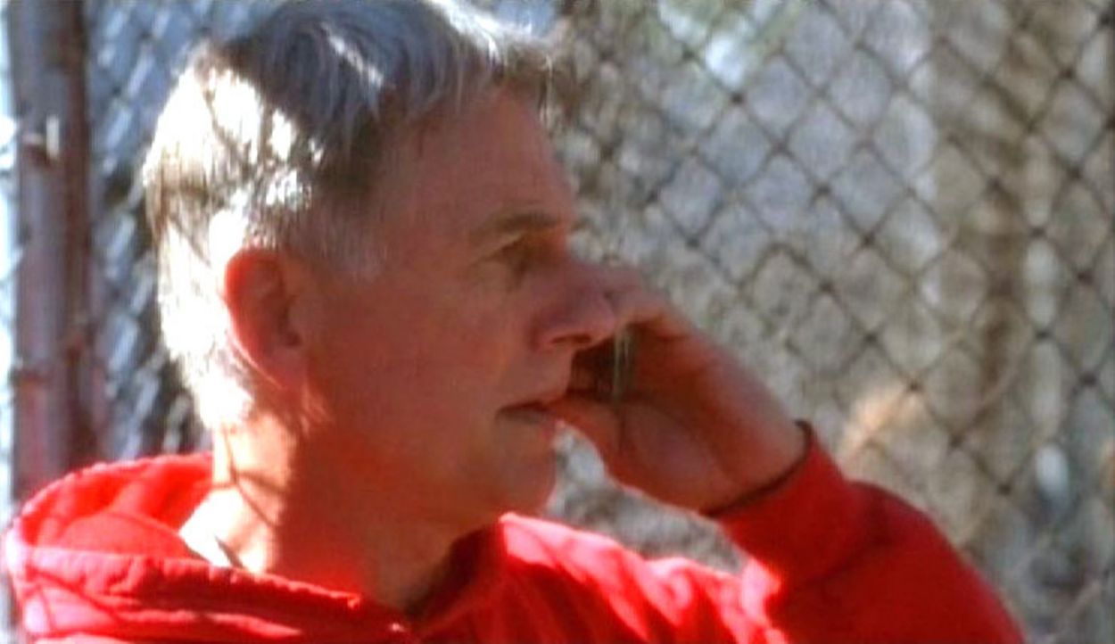 Der Chef der Navy CIS Leroy Jethro Gibbs (Mark Harmon) wird über den Tod zweier Agenten informiert... - Bildquelle: CBS Television
