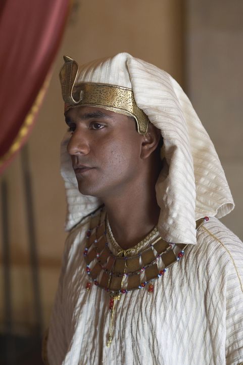 Zusammen mit seinem Halbbruder Menerith (Naveen Andrews) genießt Moses im Königspalast eine privilegierte Ausbildung eines Prinzen ... - Bildquelle: Hallmark Entertainment