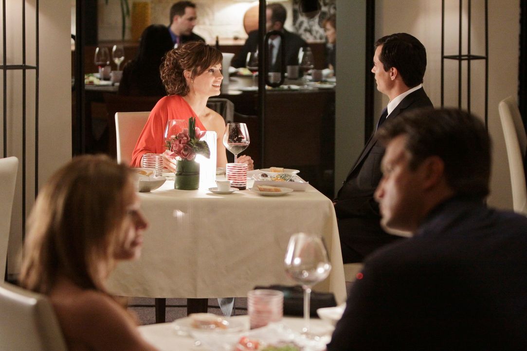 Richard (Nathan Fillion, r.) hat ein Date mit der attraktiven Amanda Livingston (Sarah Brown, l.) während sich Kate (Stana Katic, hinten M.) mit dem... - Bildquelle: ABC Studios