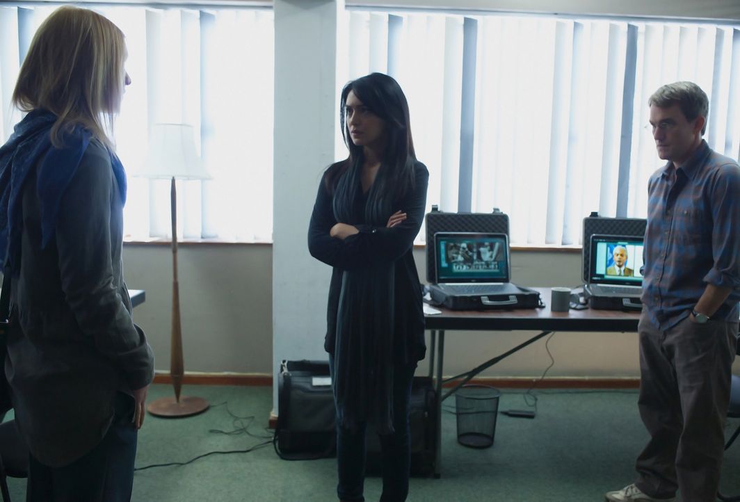 Da Carrie (Claire Danes, l.) nicht weiß, wem sie in ihrem Team in Islamabad trauen kann, holt sie sich heimlich Fara (Nazanin Boniadi, M.) und Max (... - Bildquelle: 2014 Twentieth Century Fox Film Corporation