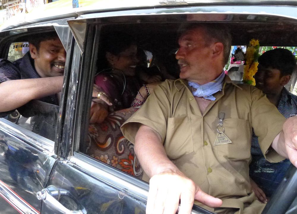 Taxifahrer Fritz (2.v.r.) im indischen Großstadtdschungel von Bombay ... - Bildquelle: kabel eins