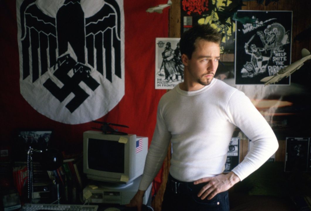 Im Gefängnis hat Derek (Edward Norton) seinen Neo-Nazi-Überzeugungen abgeschworen. Doch wieder in Freiheit, muss er feststellen, dass nun sein Brude... - Bildquelle: 1998 Warner Broth.
