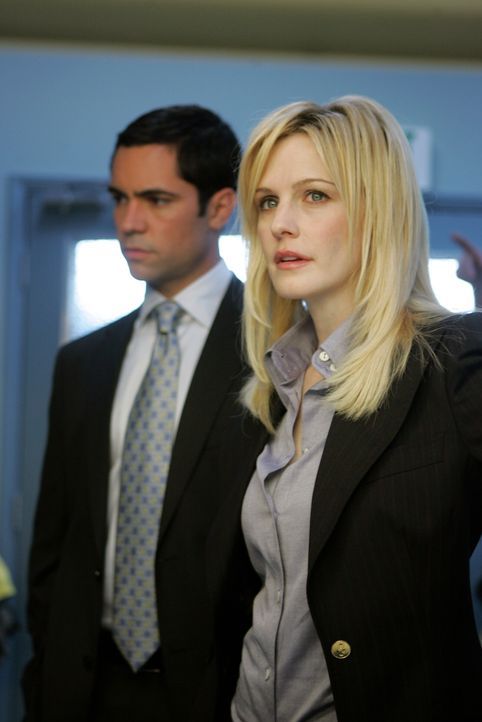 Ermitteln in einem äußerst schwierigen Fall: Det. Lilly Rush (Kathryn Morris, r.) und Det. Scott Valens (Danny Pino, l.) - Bildquelle: Warner Bros. Television