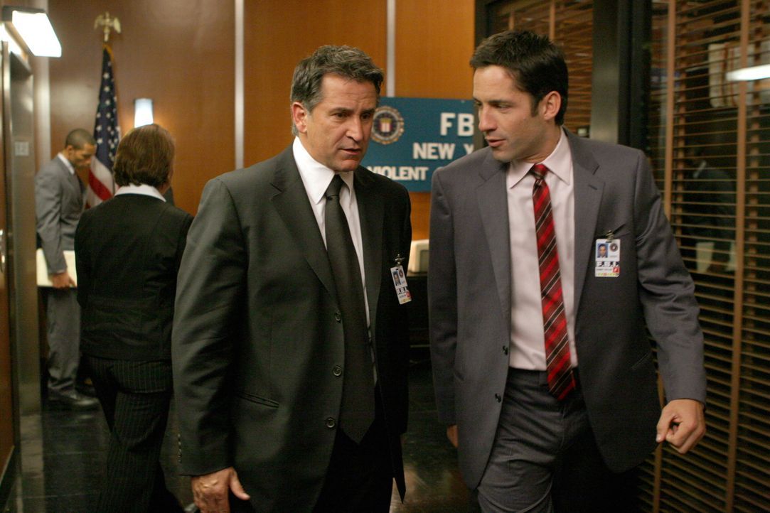 Ein gefährlicher Terrorist halt Danny (Enrique Murciano, r.) und Jack (Anthony LaPaglia, l.) auf Trab ... - Bildquelle: Warner Bros. Entertainment Inc.