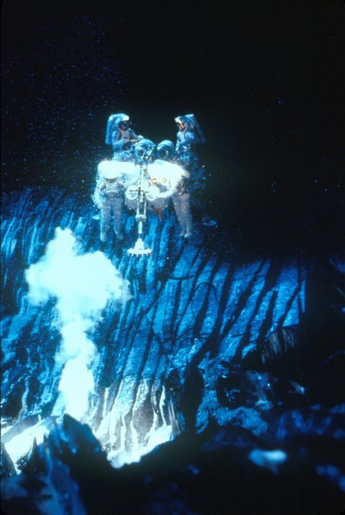 Verzweifelt versucht die amerikanisch-russische Crew, mittels Atomraketen den Kometen aus der verheerenden Bahn zu werfen. Doch die Mission missling... - Bildquelle: TM+  1998 DreamWorks L.L.C. and Paramount Pictures All Rights Reserved
