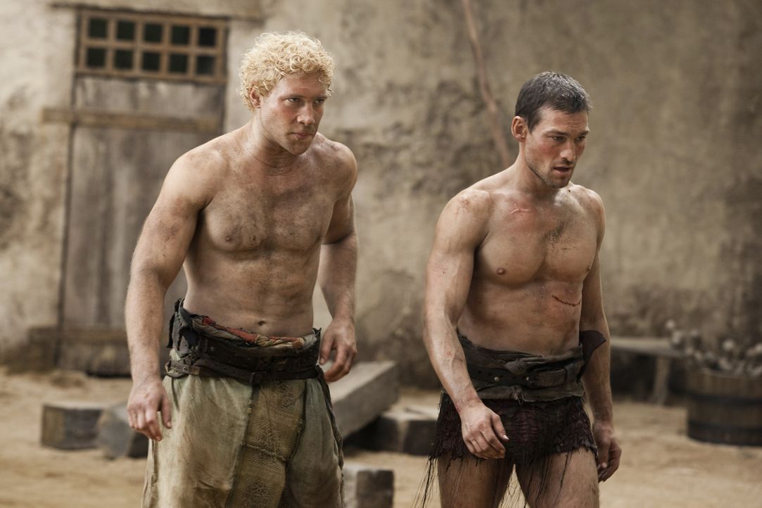 Werden gute Freunde: Varro (Jai Courtney, l.) und Spartacus (Andy Whitfield, r.) ... - Bildquelle: 2010 Starz Entertainment, LLC