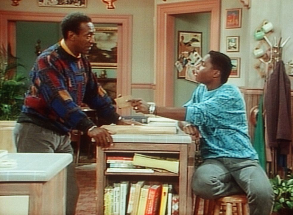 Standhaft wehrt sich Cliff (Bill Cosby, l.) gegen die Sandwiches, die ihm Theo (Malcolm-Jamal Warner, r.) "freundlicherweise" anbietet. - Bildquelle: Viacom