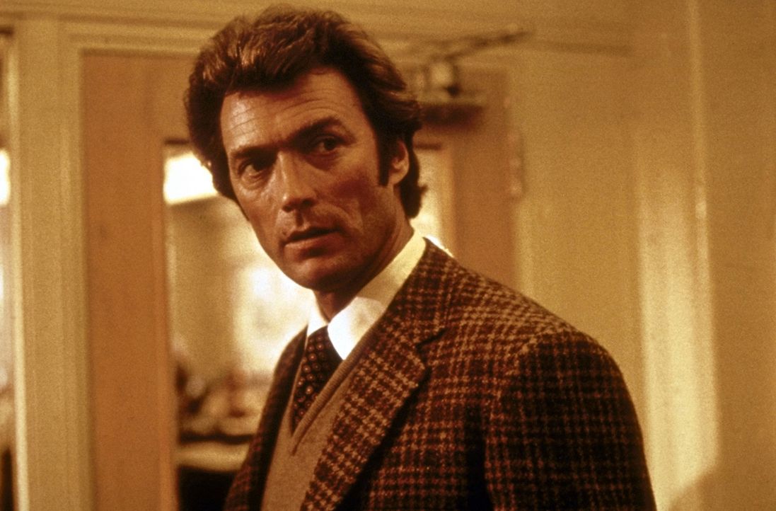Selbst in der Mittagspause erledigt 'Dirty Harry' (Clint Eastwood) mal schnell einen Gangster zwischen zwei Happen Hamburger ... - Bildquelle: Warner Bros.
