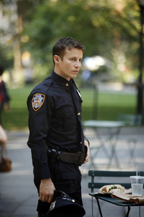 Jamie Reagan (Will Estes) bemüht sich weiter, ein guter Polizist zu werden und schafft es sogar zu einer Verhaftung wegen unerlaubten Waffenbesitzes... - Bildquelle: 2010 CBS Broadcasting Inc. All Rights Reserved