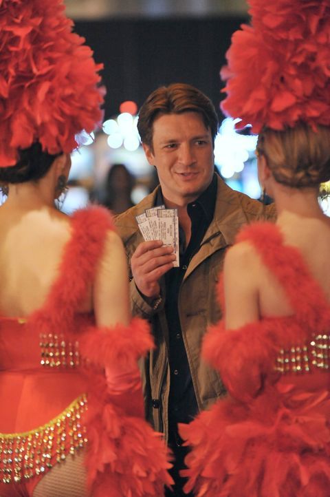 Castle (Nathan Fillion) amüsiert sich im Casino ... - Bildquelle: 2011 American Broadcasting Companies, Inc. All rights reserved.