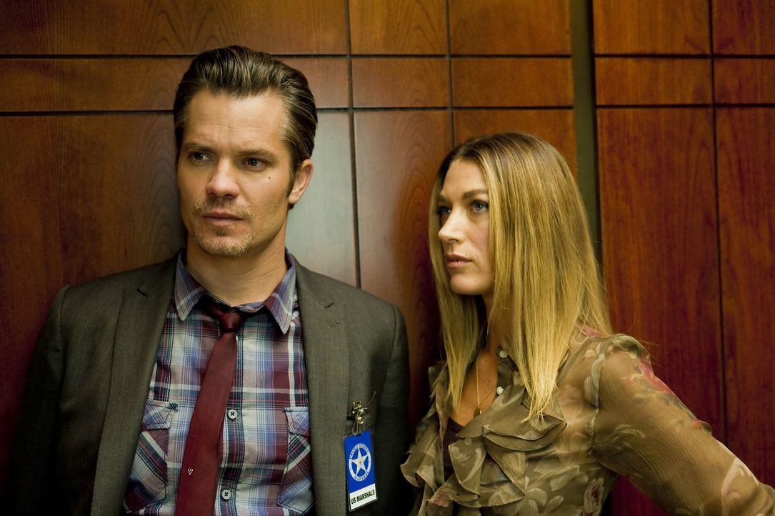 Haben Raylan (Timothy Olyphant, l.) und Winona (Natalie Zea, r.) doch mehr Gefühle füreinander, als sie zugeben wollen? - Bildquelle: Sony Pictures Television Inc. All Rights Reserved.