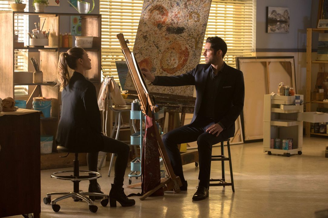 Chloe (Lauren German, l.) und Lucifer (Tom Ellis, r.) suchen nach einem Mörder, doch ganz nebenbei versucht Lucifer noch herauszufinden, ob wirklich... - Bildquelle: 2016 Warner Brothers