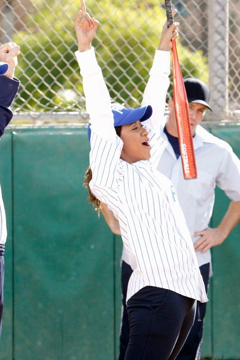 Beim alljährlichen Softballspiel gibt Kat Miller (Tracie Thoms) alles! - Bildquelle: Warner Bros. Television