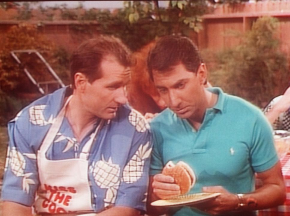 Al (Ed O'Neill, l.) weiht Steve (David Garrison) in das Geheimrezept für seine Hamburger ein. - Bildquelle: Columbia Pictures