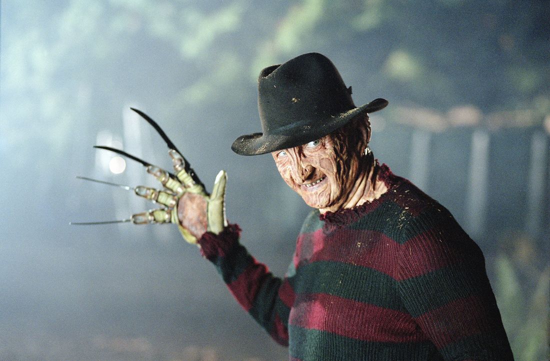 Da die Bevölkerung denkt, dass Freddy Krueger (Robert Englund) zurückgekehrt ist, ist der Messermann schnell wieder in aller Munde - angsterfüllt... - Bildquelle: Warner Bros. Pictures