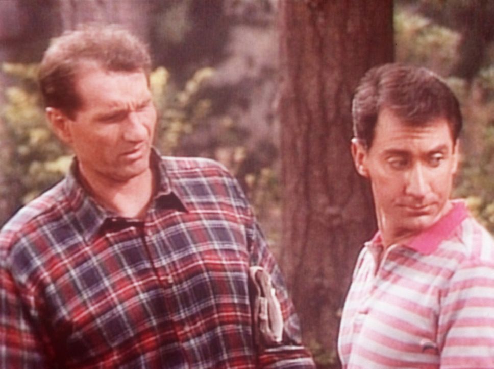 Al (Ed O'Neill, l.) und Steve (David Garrison, r.) haben sich im Wald verlaufen. - Bildquelle: Columbia Pictures