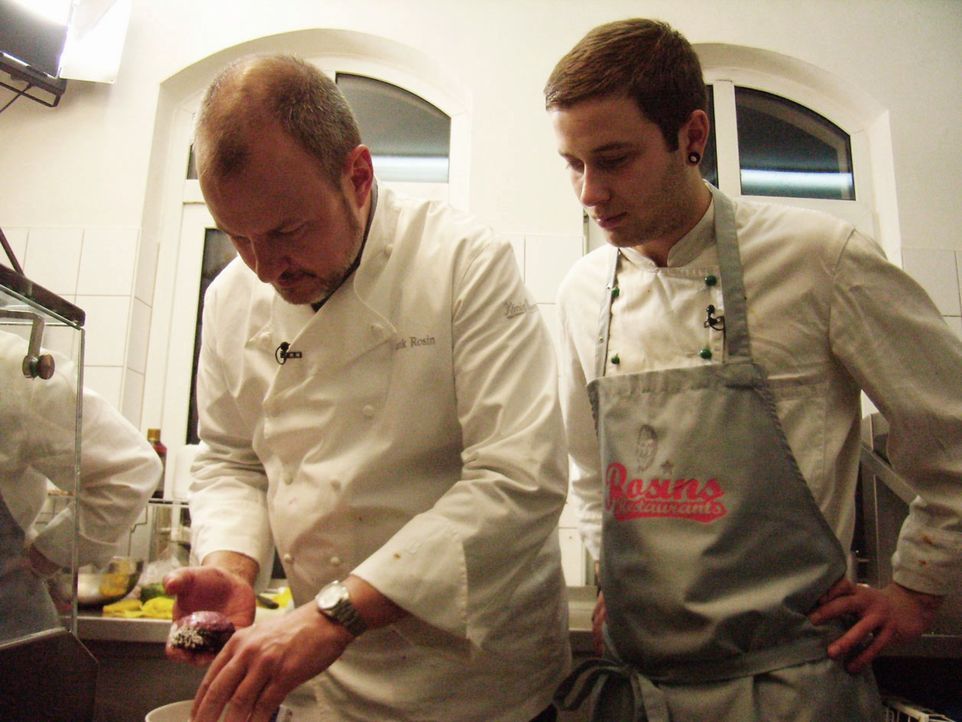 Frank Rosin (l.) gibt dem Koch Stefan Kairies (r.) wertvolle Tipps. - Bildquelle: kabel eins