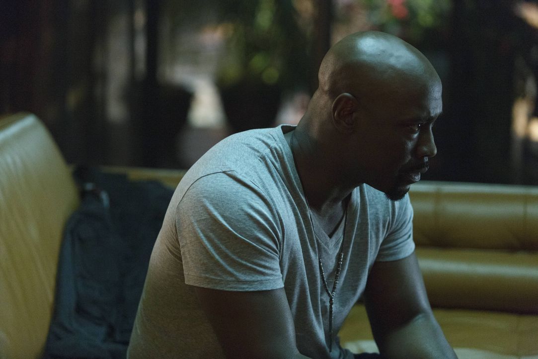 Noch ahnt Amenadiel (D.B. Woodside) nicht, welche höllischen Auswirkungen sein Fehler, Malcolm wiederzubeleben, haben wird ... - Bildquelle: 2016 Warner Brothers