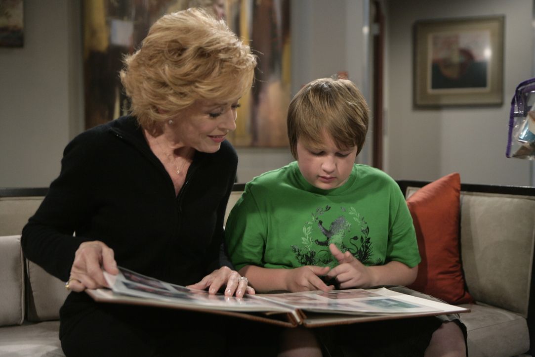 Da die Brüder im Streit liegen, zieht Alan mit seinem Sohn Jake (Angus T. Jones, r.) zu seiner Mutter Evelyn (Holland Taylor, l.). Doch wird das Zu... - Bildquelle: Warner Brothers Entertainment Inc.