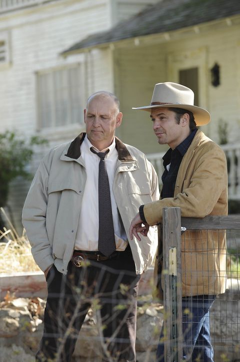 Chief Deputy Art Mullen (Nick Searcy, l.) und Raylan (Timothy Olyphant, r.) wurde zugetragen, dass Arlo Givens Bo Crowders Geschäfte in dessen Abwe... - Bildquelle: 2010 Sony Pictures Television Inc. and Bluebush Productions, LLC. All Rights Reserved.