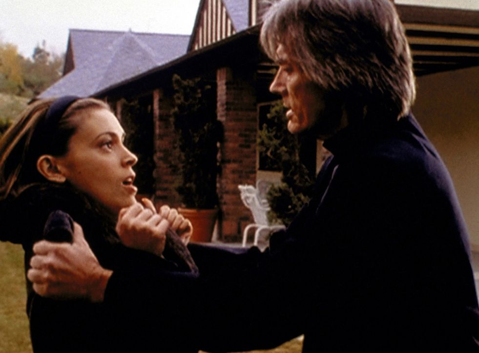 Der Dämon der Angst, Barbas (Billy Drago, r.), hat Phoebe (Alyssa Milano, l.) in seine Gewalt gebracht ... - Bildquelle: Paramount Pictures