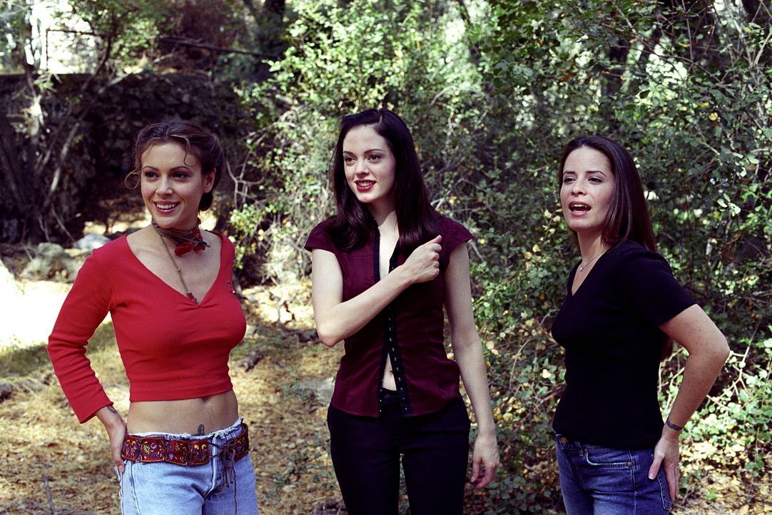 Nachdem es Sykes gelungen ist, drei weitere Hexen zu töten, stellen die Mächtigen Drei, Phoebe (Alyssa Milano, l.), Paige (Rose McGowan, M.) und Pip... - Bildquelle: Paramount Pictures