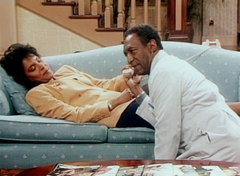 Cliff (Bill Cosby, r.) versucht, Sondra am Telefon klarzumachen, dass es nicht der günstigste Augenblick ist, Clair (Phylicia Rashad, l.) darum zu... - Bildquelle: Viacom