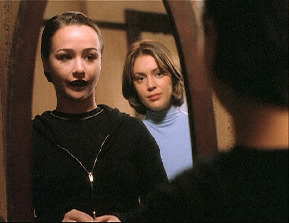 Phoebe (Alyssa Milano, r.) und Aviva (Danielle Harris, l.) sind sich in mancher Hinsicht sehr ähnlich. - Bildquelle: Paramount Pictures