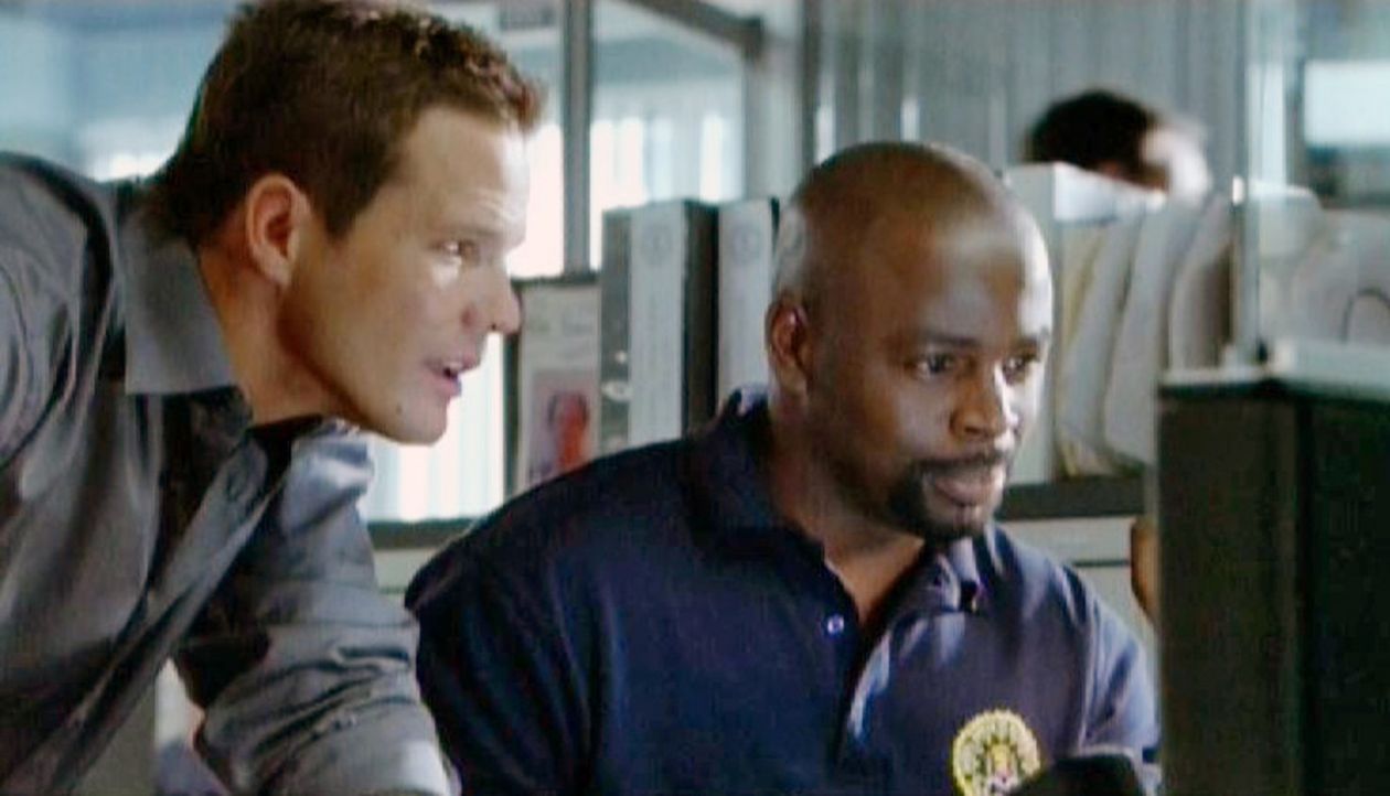 David (Alimi Ballard, r.) und Colby (Dylan Bruno, l.) verfolgen die Geldströme zurück, um somit einen Hinweis auf die Täter zu erhalten ... - Bildquelle: Paramount Network Television