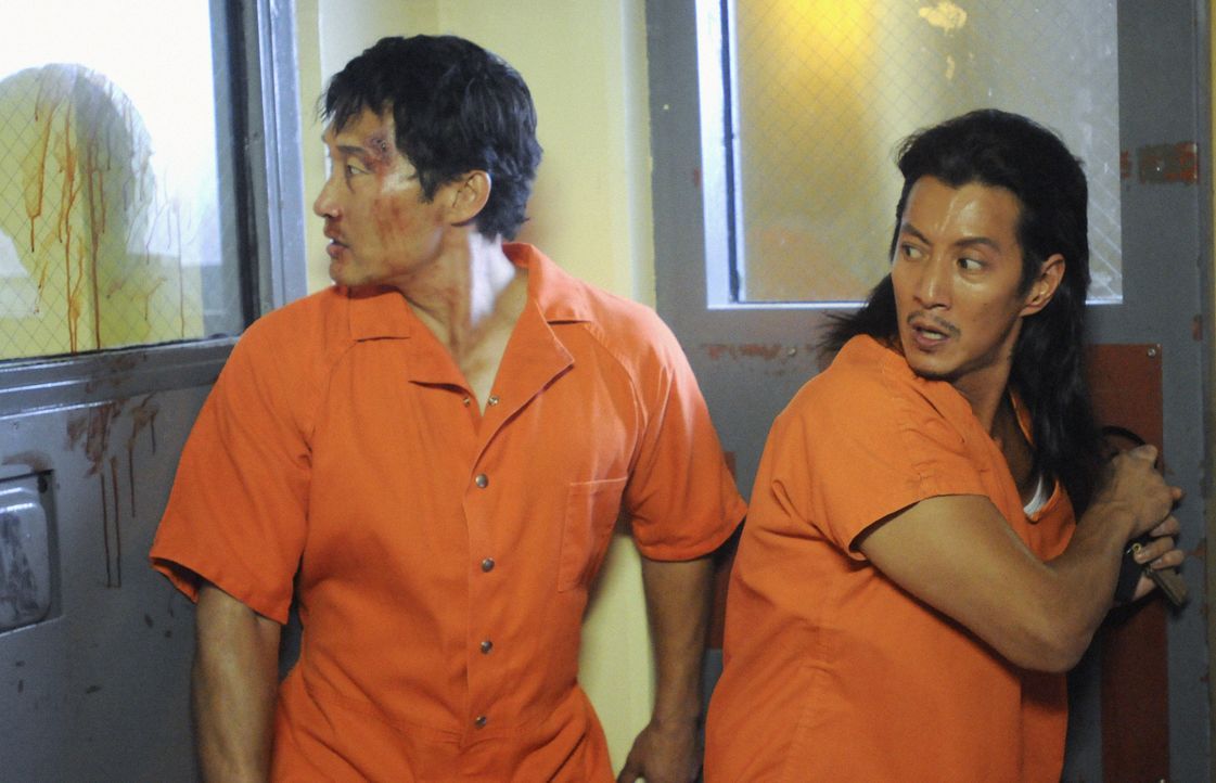 Als Chin (Daniel Dae Kim, l.) mitten in der Nacht entführt und in Häftlingsuniform im Halawa-Gefängnis zurückgelassen wird, muss er um sein Leben kä... - Bildquelle: 2012 CBS Broadcasting, Inc. All Rights Reserved.