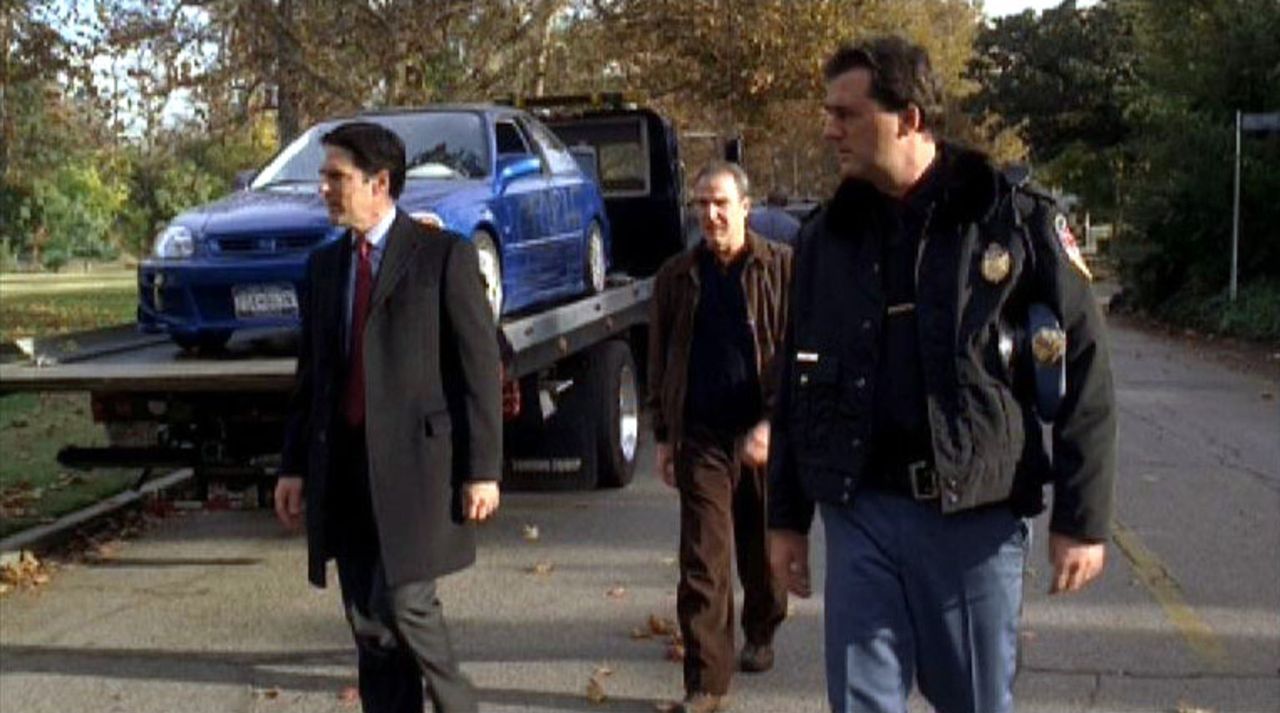 Die Special Agents Jason Gideon (Mandy Patinkin, Mitte) und Aaron 'Hotch' Hotchner (Thomas Gibson, l.) ermitteln zusammen mit Officer Cale (Shaun O'... - Bildquelle: Touchstone Television