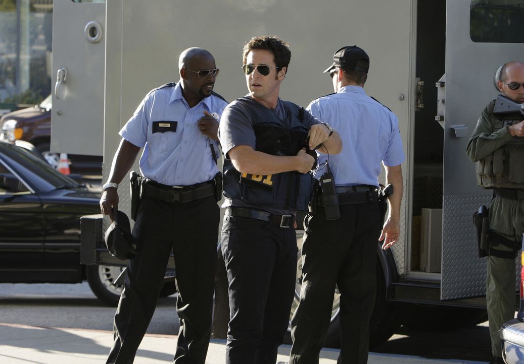 Ein neuer Fall: Don (Rob Morrow, 2.v.l.) und David (Alimi Ballard, l.) versuchen eine Gruppe von Kidnappern dingfest zu machen ... - Bildquelle: Paramount Network Television