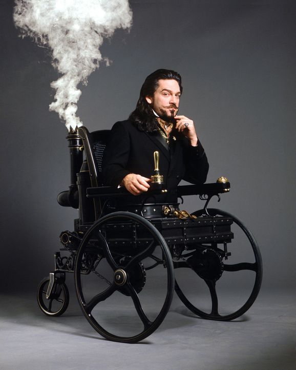 Obwohl an den Rollstuhl gefesselt, hegt der teuflische Dr. Arliss Loveless (Kenneth Branagh) große Pläne. Er will die Welt beherrschen ... - Bildquelle: Warner Bros. Pictures