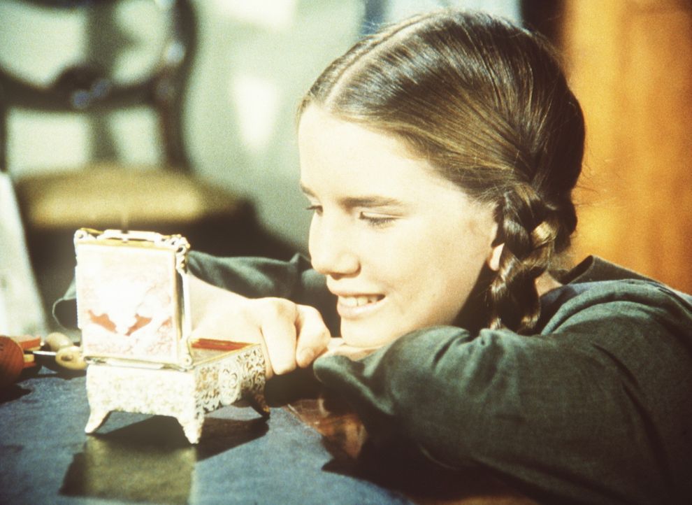 Laura Ingalls (Melissa Gilbert) ist von Nellie Olesons Spieluhr begeistert. - Bildquelle: Worldvision