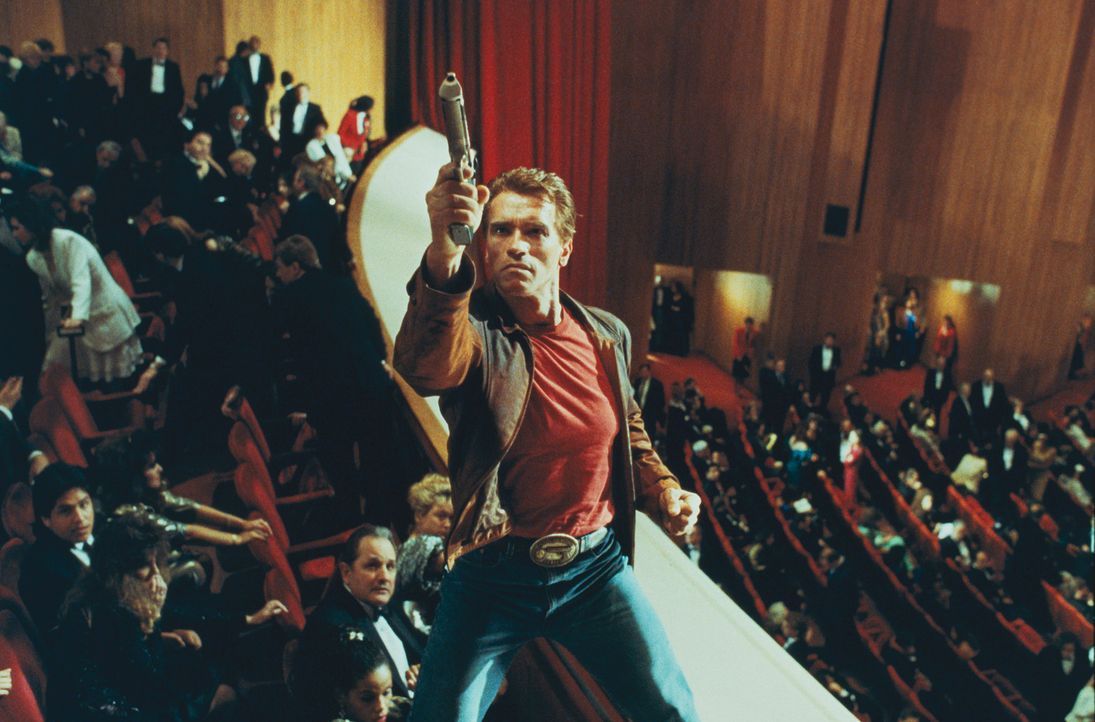 Jack Slater (Arnold Schwarzenegger) ist ein Action-Held wie er im Buche steht. Stark, lässig und unglaublich cool geht er in seinen Filmen auf Verb... - Bildquelle: 1993 Columbia Pictures Industries, Inc. All Rights Reserved.