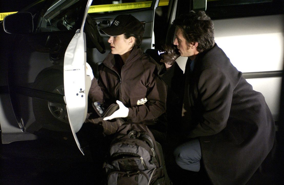 Bei der Klärung eines neuen Falles erhalten die Gibbs, Kate (Sasha Alexander, l.) und das restliche NCIS Team Unterstützung von Detektiv Montelone (... - Bildquelle: CBS Television