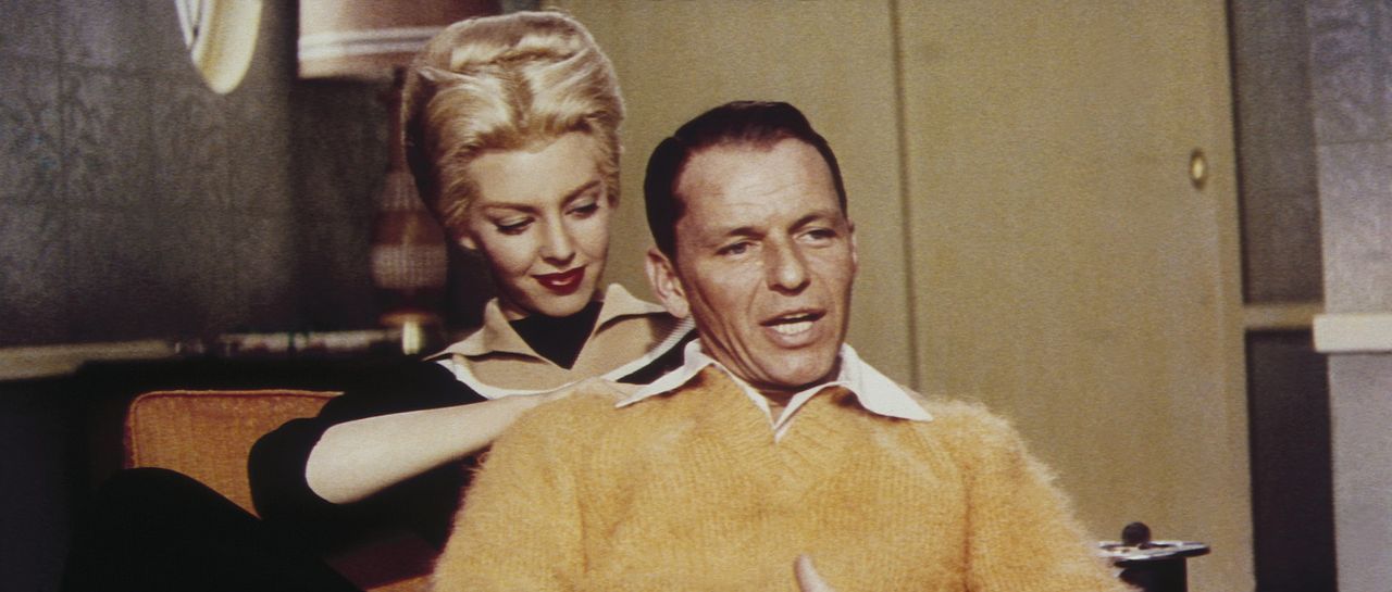 Kurz vor dem großen Coup gönnt Beatrice (Angie Dickinson, l.) ihrem Mann Frankie (Frank Sinatra, r.) noch eine entspannende Rückenmassage ... - Bildquelle: Warner Bros.