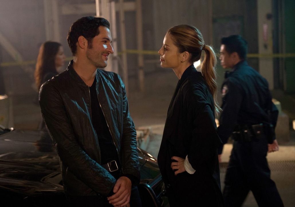 Beginnt Chloe (Lauren German, r.) tatsächlich Lucifer (Tom Ellis, l.) zu glauben, dass er der Teufel ist oder muss sich Lucifer eingestehen, dass er... - Bildquelle: 2016 Warner Brothers