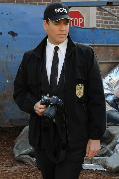 Gemeinsam mit seinen Kollegen versucht Tony (Michael Weatherly), einen Mord aufzuklären ... - Bildquelle: CBS Television