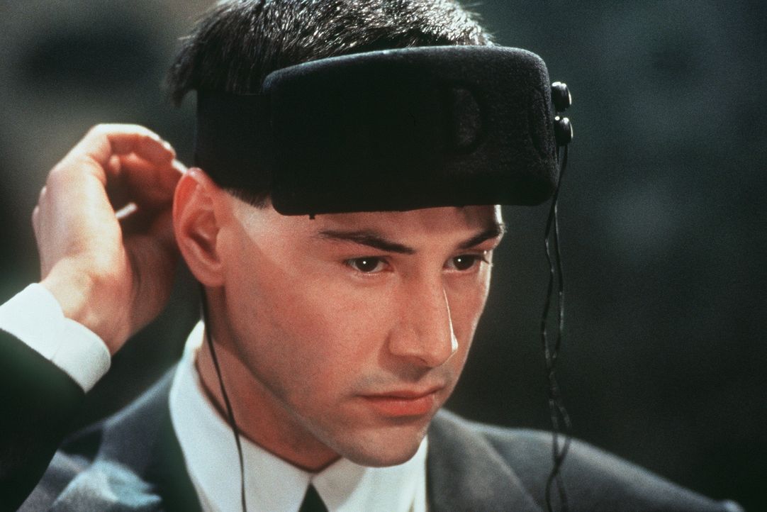 Der Datenschmuggler Johnny Mnemonic (Keanu Reeves) hat seinen Speicherchip im Gehirn überladen. Wenn er sie nicht innerhalb 48 Stunden überspielen... - Bildquelle: 20th Century Fox